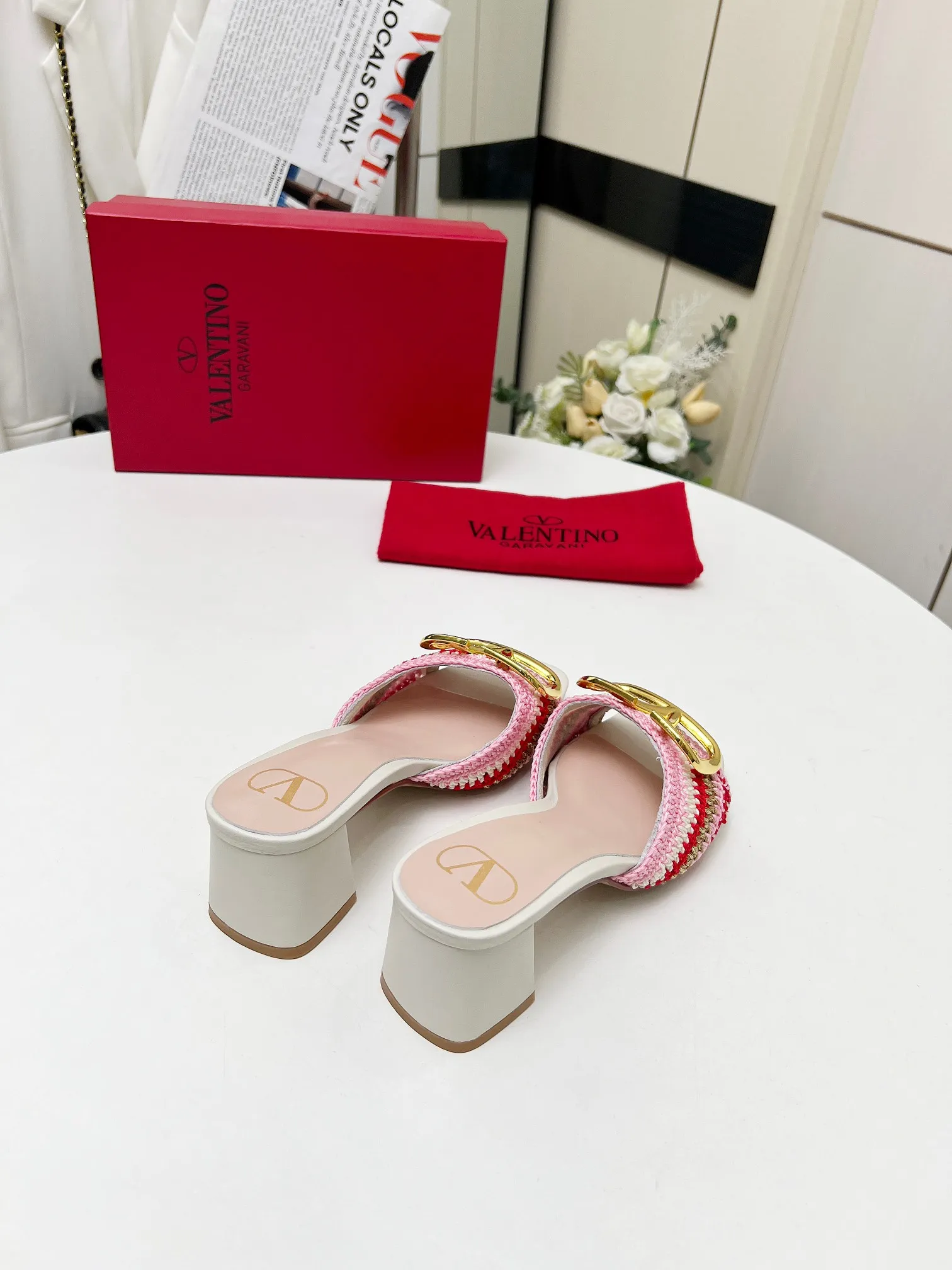 👟👟Ex-factory price 440👟👟 Genuine leather sole +30 🆕 Valentino👑👑 Latest series with perfect hand-woven details. A very eye-catching catwalk series launched [strong][strong] Code number: 35 to 43 (genuine leather sole +30)